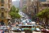 Überfüllte Shoppingmeile in Kairo