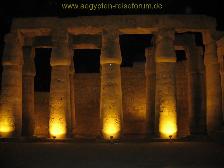 Luxortempel bei Nacht mit Beleuchtung