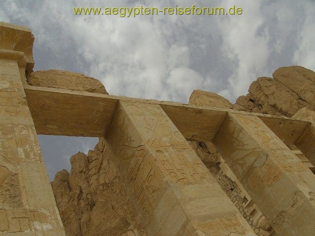 Wolken überm Hatschepsut-Tempel