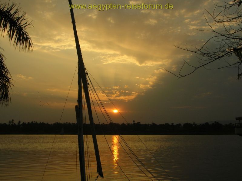 Wolkiger Sonnenuntergang Luxor