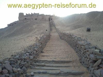 Eine Menge Fußspuren in Assuan2009