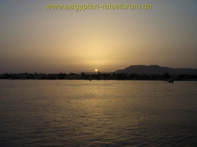 Sonnenuntergang in Assuan mit Sandsturm