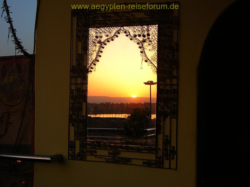Sonnenuntergang über Theben West im Spiegel