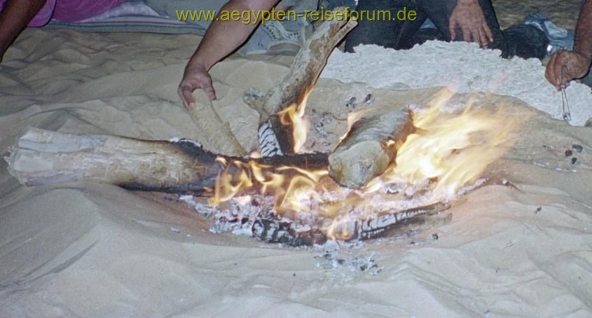 Lagerfeuer in der weissen Wueste