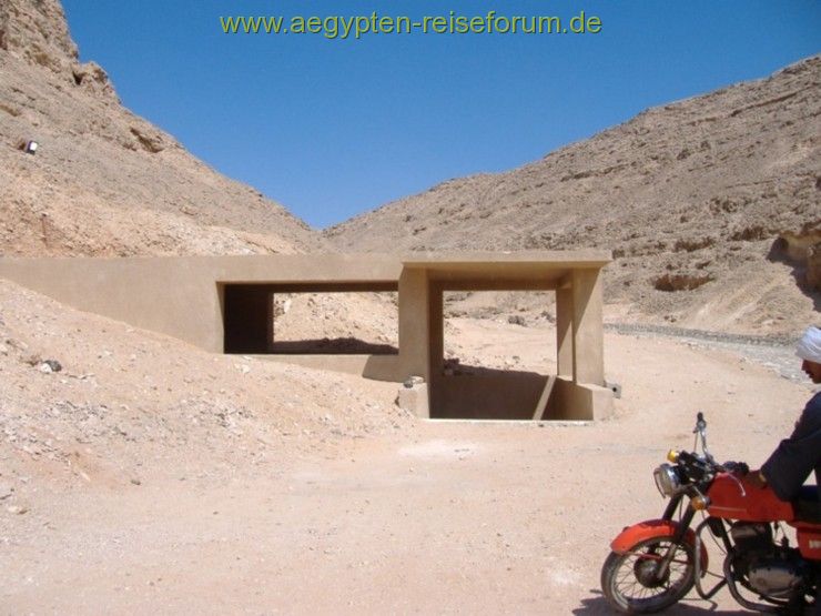 "Halbes" Motorrad vor Echnaton's Grab