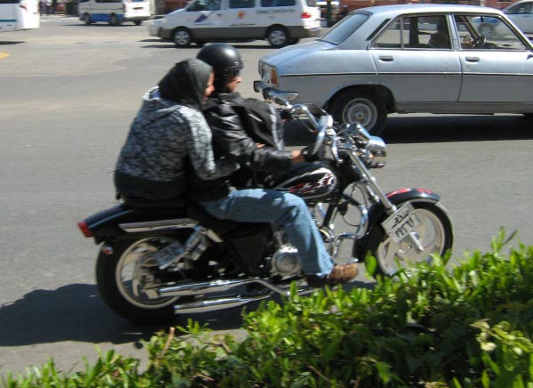 Motorradfahrt durch Luxor