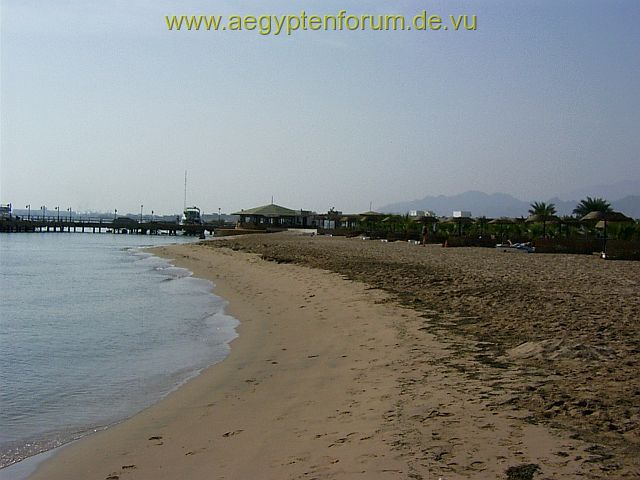 Blick übern Strand zum Fischrestaurant