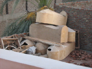Särge auf einem Dach in Luxor