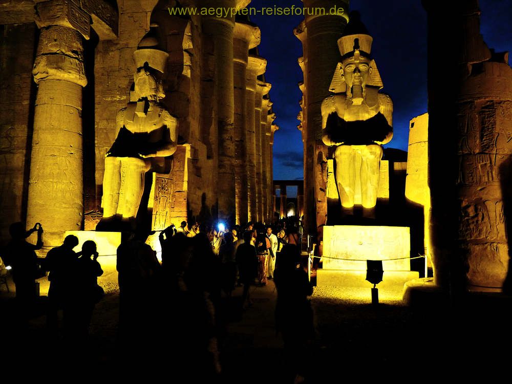 Luxor Tempel bei Nacht
