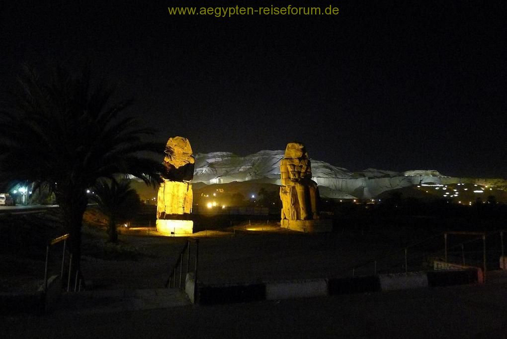 Memnonskolosse bei Nacht