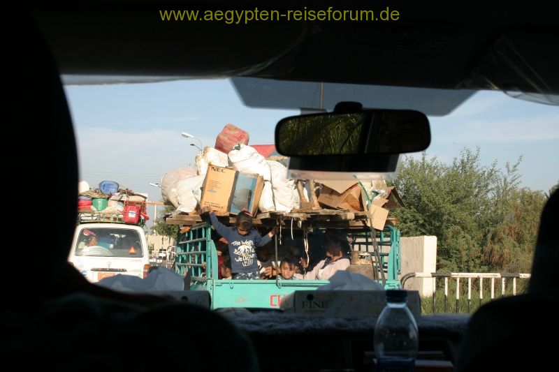 Warten im Stau für uns - Pilgerfahrt zu Deir Mari Girgis für die vielen anderen