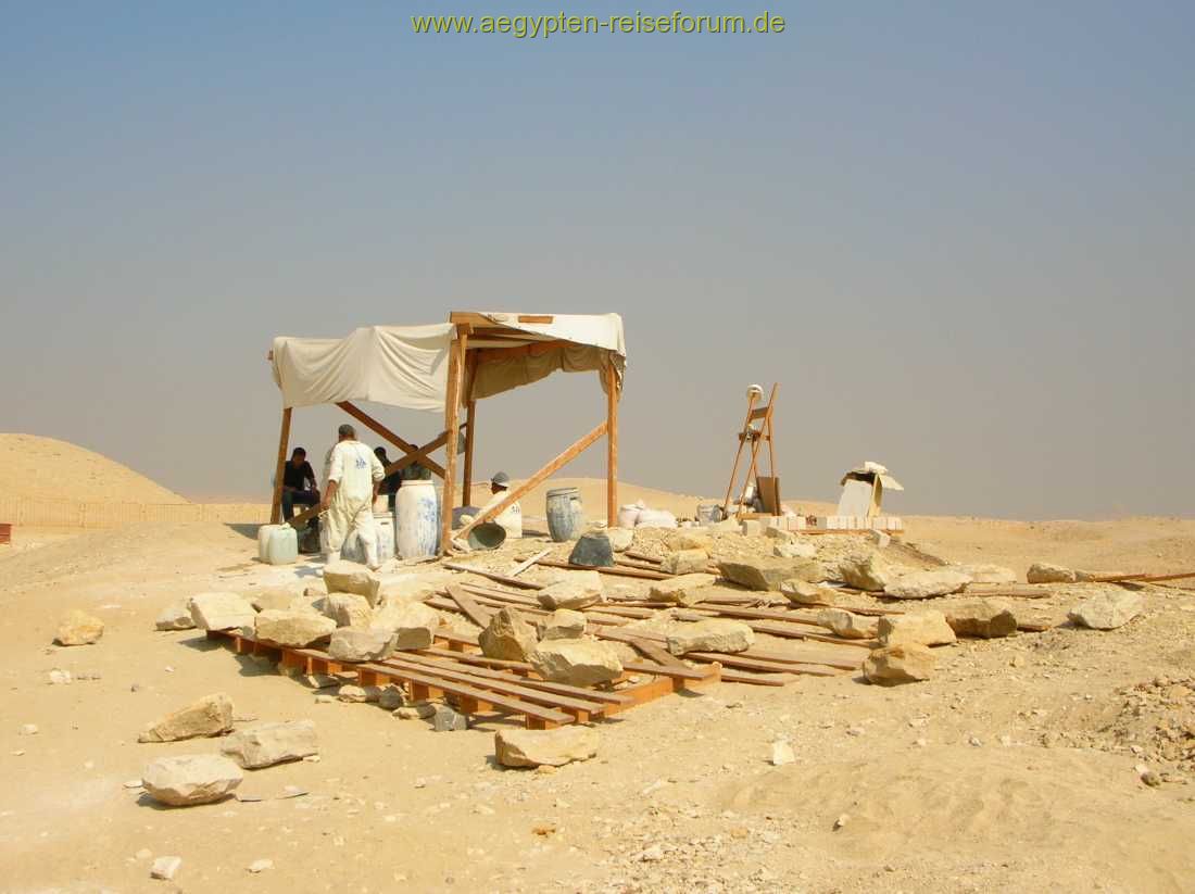 Provisorisches " Arbeitszelt " in Sakkara 2007