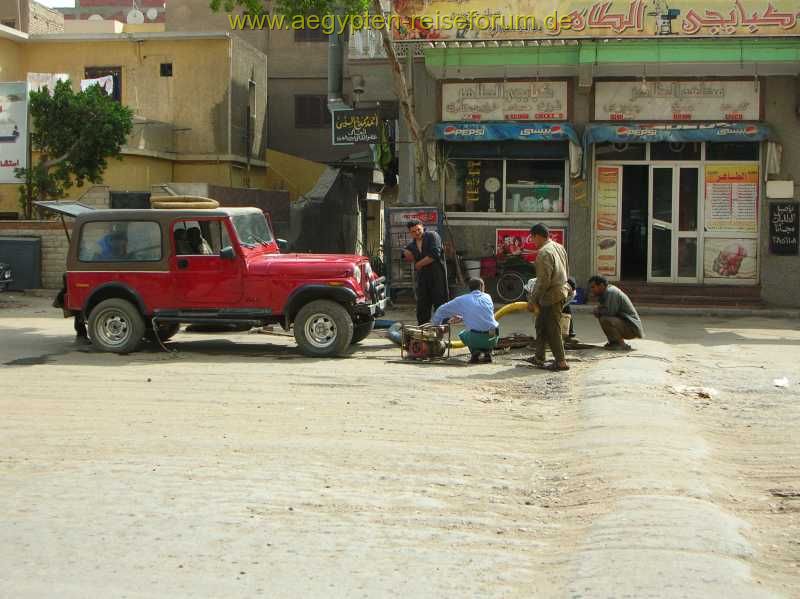 "Kanalarbeiter"  in Gizeh