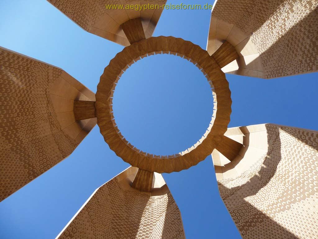 Lotusdenkmal am Assuanstaudamm