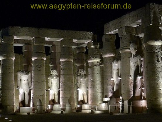 Statuen im Luxor Tempel