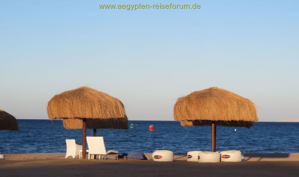 Sonnenschirme am "Moods" Strand in El Gouna