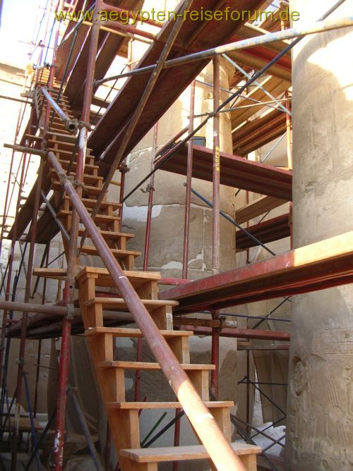 Bequemes Gerüst mit Treppe (Luxor Tempel 2011)