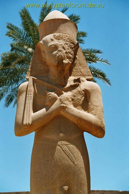 Statue des Ramses II im Karnaktempel