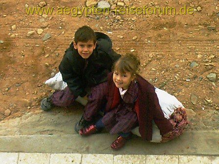Hurghada's Jugend in Schuluniform...