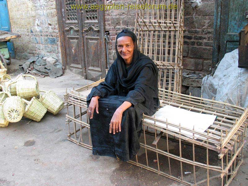 Frau auf dem Basar von Luxor