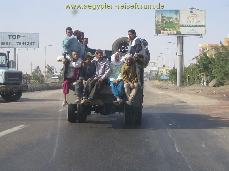 Arbeiter auf LKW in Kairo