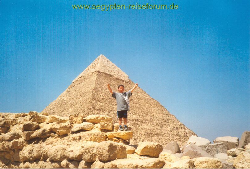 Kleiner Mann erobert die Chefren Pyramide