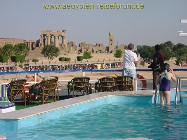 Amira Pool vor Tempel