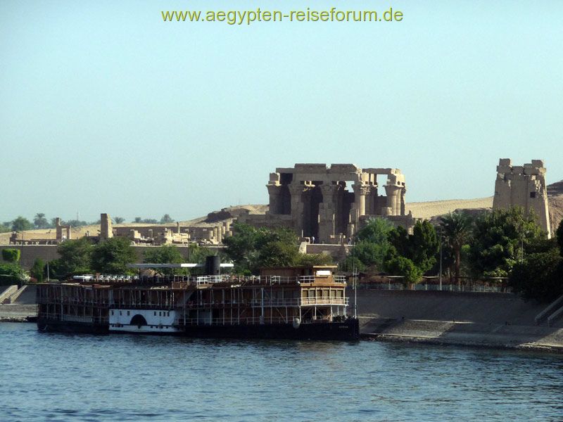 SS Sudan vor dem Kom Ombo Tempel