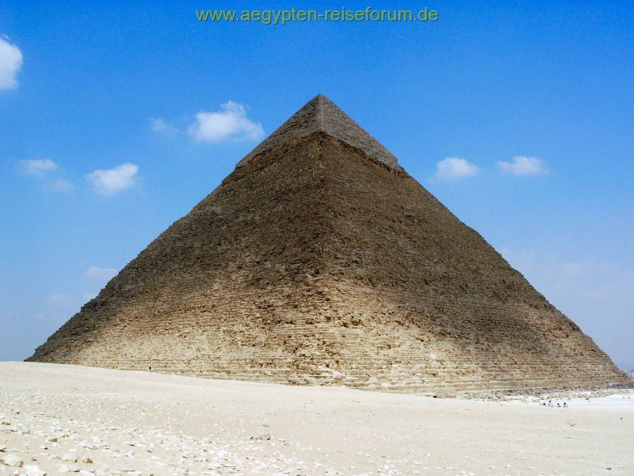 Pyramide im Schatten