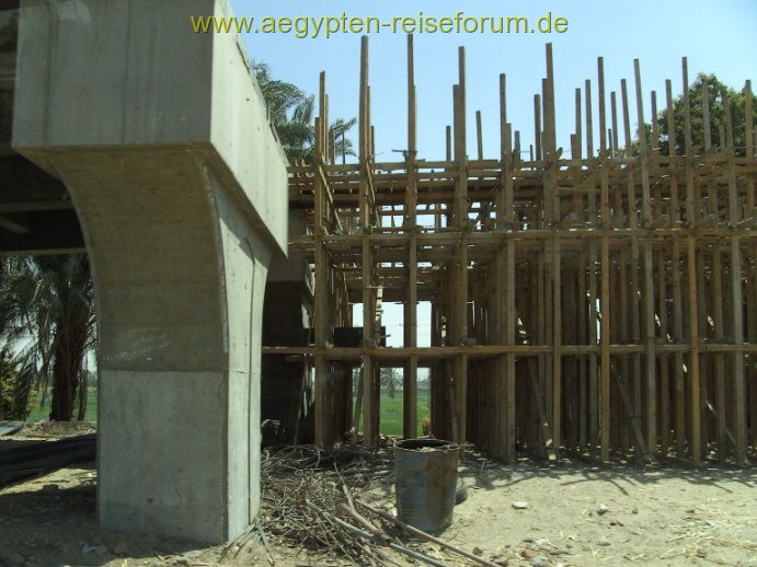 Brückenbau am Rande von Luxor