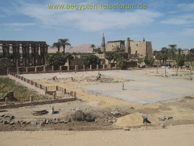 Platz hinterm Luxortempel