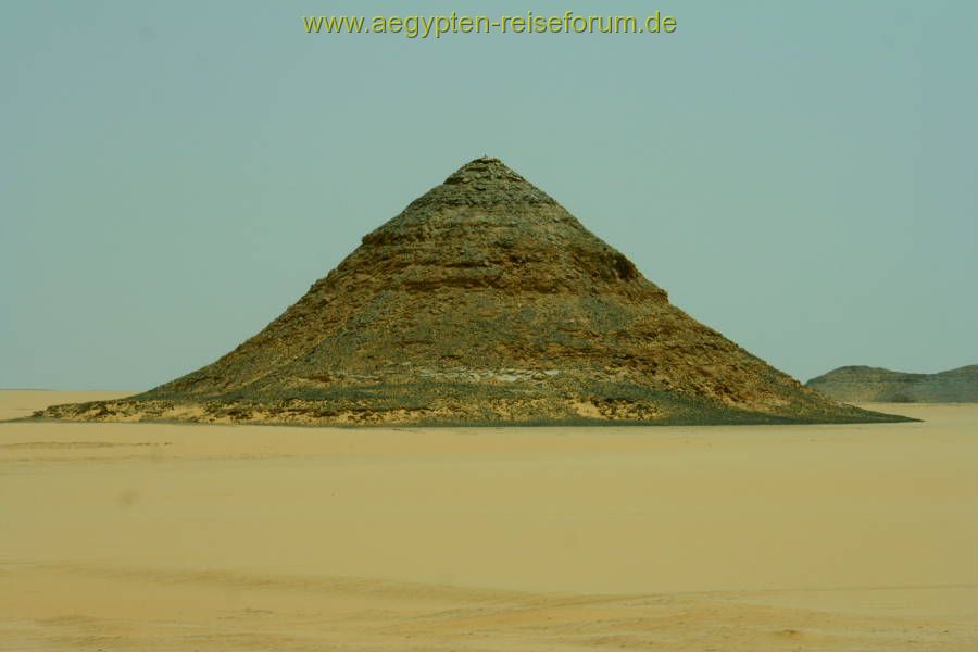 verwehte Spuren vor verkleideter Pyramide?