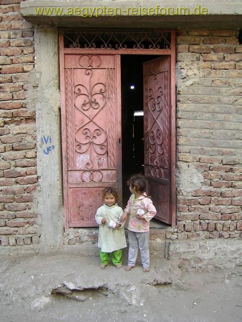 Haustüre mit Kindern in Beirat El Gezirat