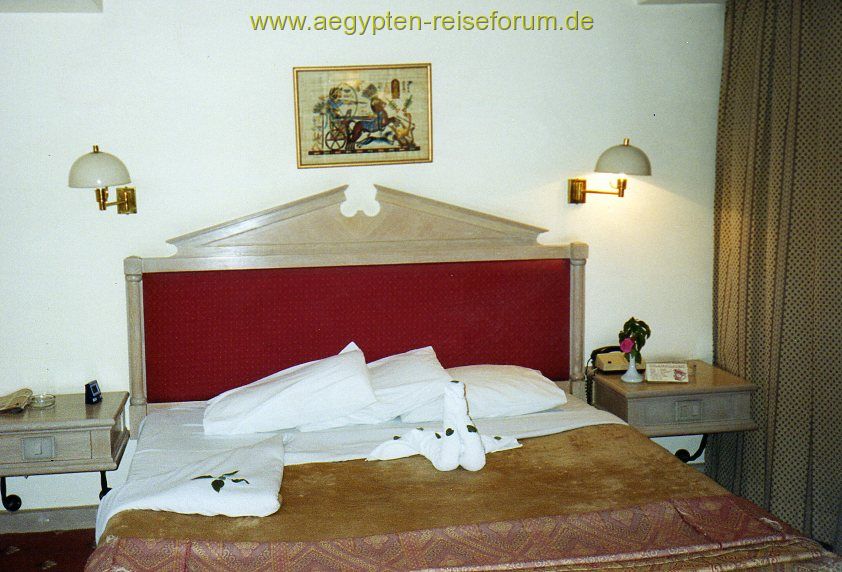 Bett mit Dekoration