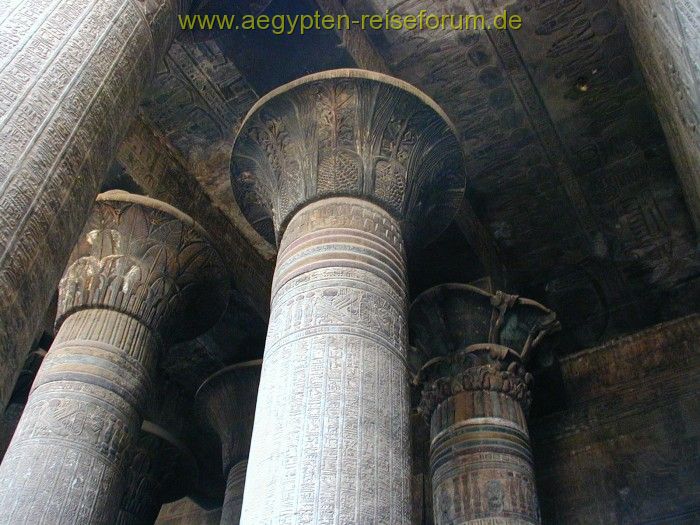 Säulen im Khnum Tempel in Esna
