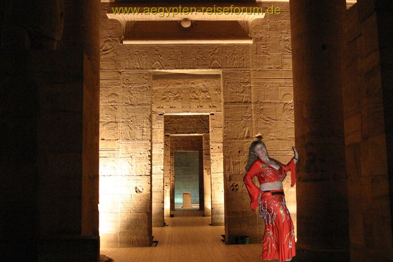 Isis al-Waset zu Besuch im  Isis Tempel