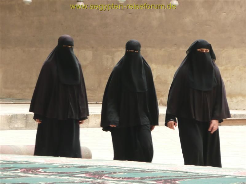 Besucherinnen in Sultan Hassan Moschee