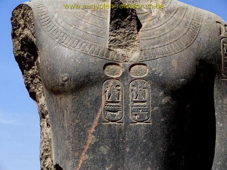 Hieroglyphen auf Merenptah-Statue