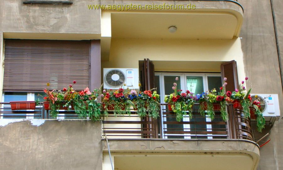 Balkon mit bunten Bluemchen