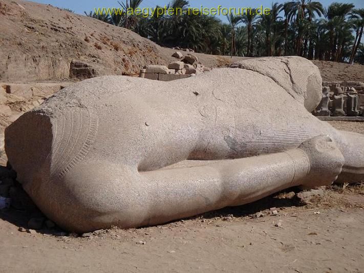 Kopflos liegend in Karnak