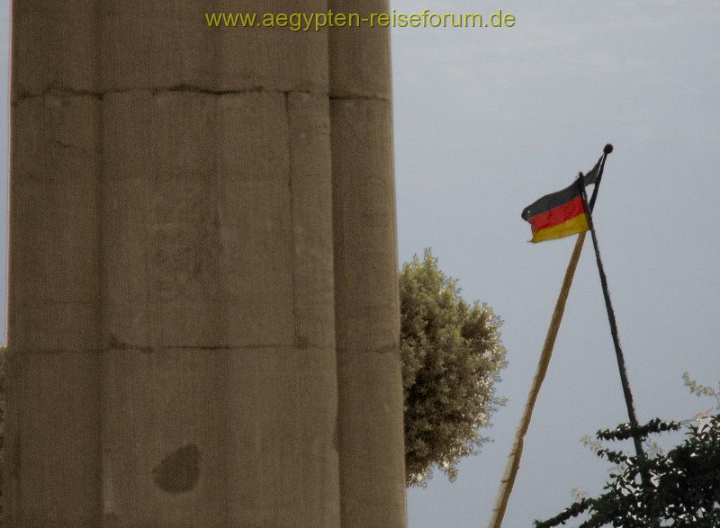 Deutsche Fahne hinterm Luxortempel