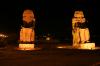 Memnon-Kolosse bei Nacht