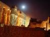 kleiner Mond ueber grossen Tempel kleiner Mond ueber grossen Tempel