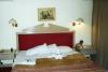 Bett mit Dekoration